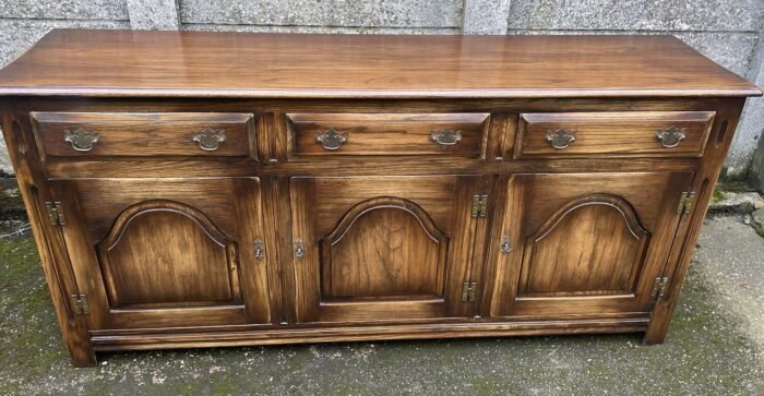 Superb Solid Oak Tichmarsh Goodwin Style 3 Door Sideboard - Image 5
