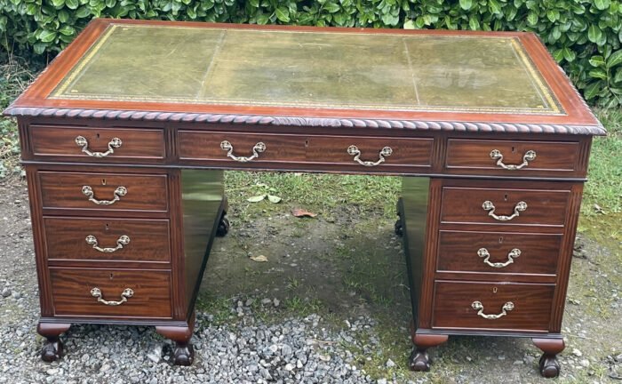 Superb Victorian Mahogany Pedestal Kneehole Writing Desk with Leather Top - Image 3