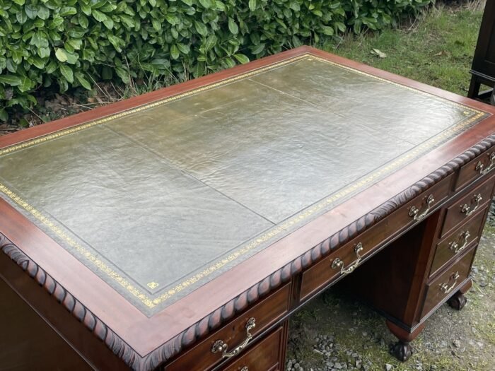 Superb Victorian Mahogany Pedestal Kneehole Writing Desk with Leather Top - Image 5
