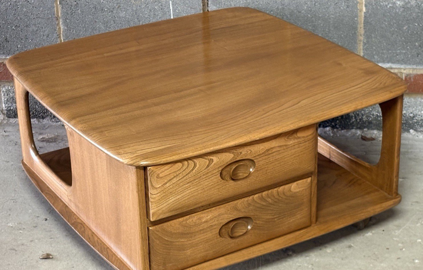 s-l1600-222.jpg Fine Retro Ercol Pandora’s Box TV Cabinet Coffee Table Vintage Solid Elm - Image 1