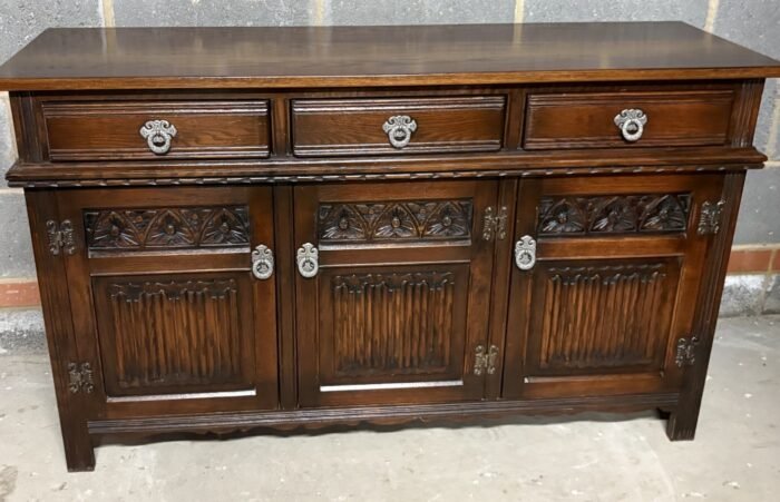 SUPERB OAK OLD CHARM 3 DOOR HERTFORD SIDEBOARD - Image 2