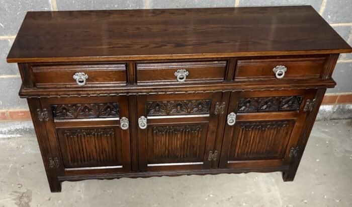 SUPERB OAK OLD CHARM 3 DOOR HERTFORD SIDEBOARD - Image 3