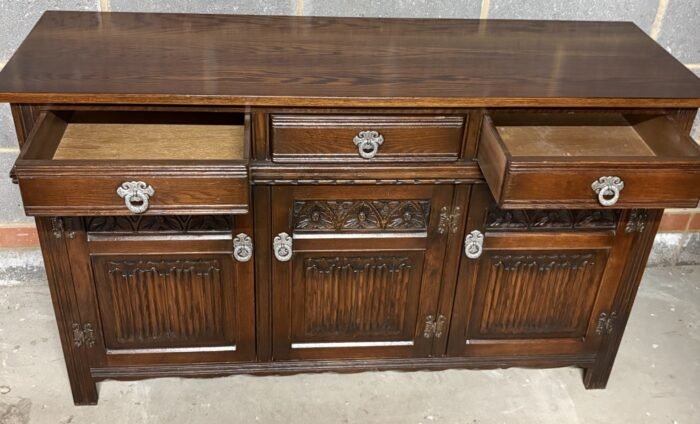 SUPERB OAK OLD CHARM 3 DOOR HERTFORD SIDEBOARD - Image 5