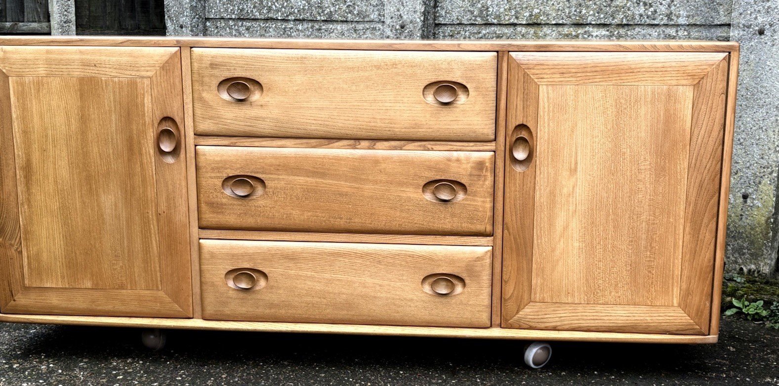 s-l1600-432.jpg Fine Retro Ercol 2 Door Sideboard - Image 1