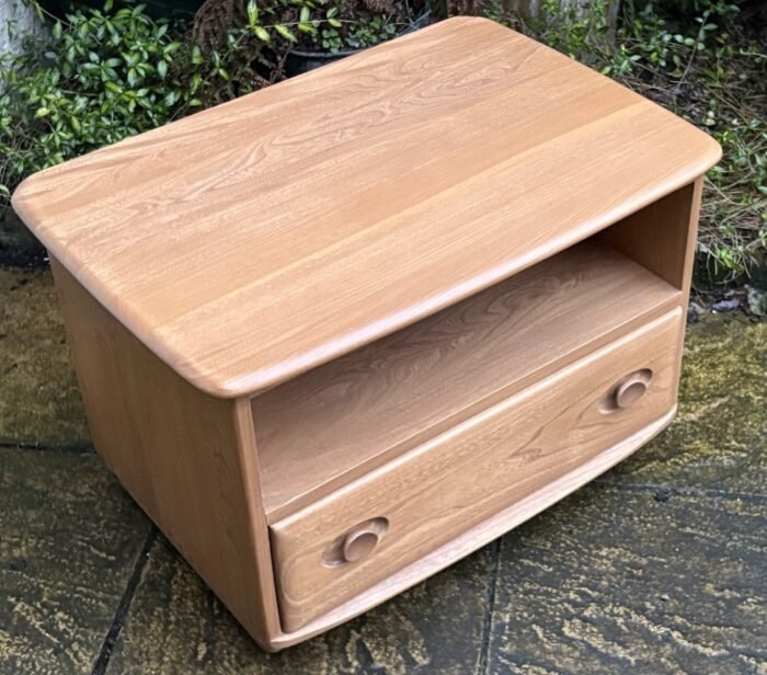 Fine Modern Ercol TV Corner Cabinet - Image 3