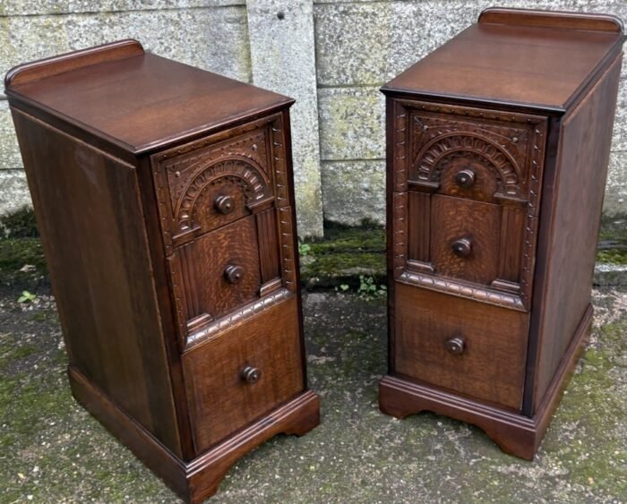 SUPERB PAIR OF ARTS & CRAFTS OAK BEDSIDE CHESTS - Image 2