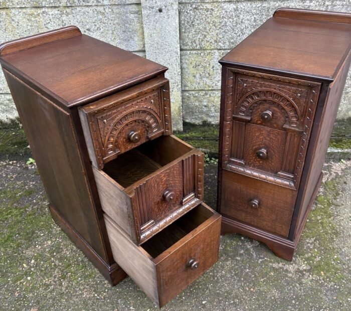 SUPERB PAIR OF ARTS & CRAFTS OAK BEDSIDE CHESTS - Image 4