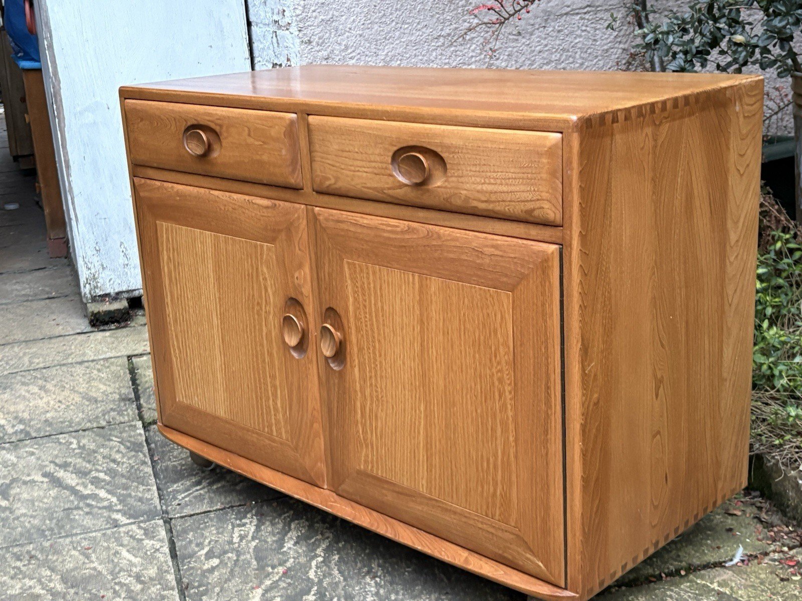 s-l1600-627.jpg FINE RETRO TWO DOOR ERCOL SIDEBOARD - Image 1