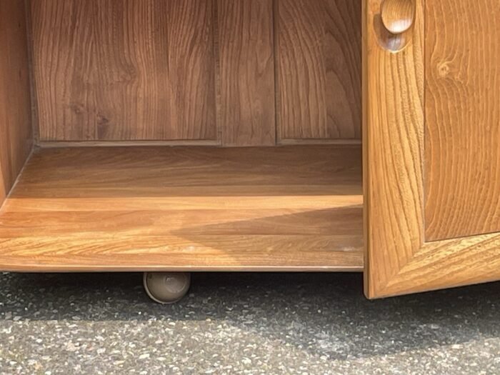 FINE RARE RETRO ERCOL SIDEBOARD - Image 3