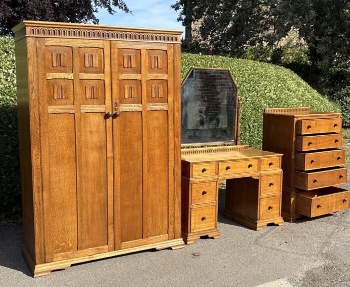 Stunning Golden Oak Arts and Crafts 3 Piece Bedroom Suite - Image 4